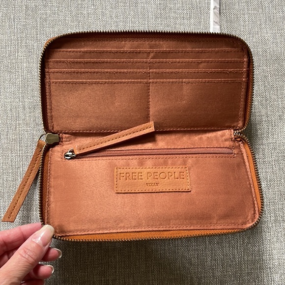 Free People Wallet - Picture 4 of 6